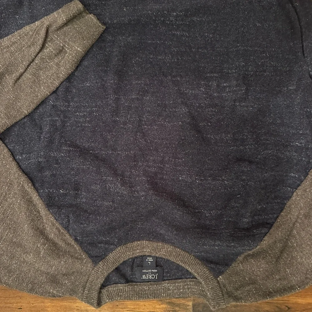 NWOT Men’s J. Crew baseball sleeve sweater size large - Picture 3 of 3